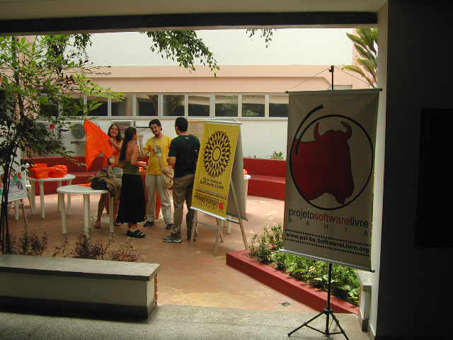 Stand PSL-BA: Exposio de banners e venda de camisas